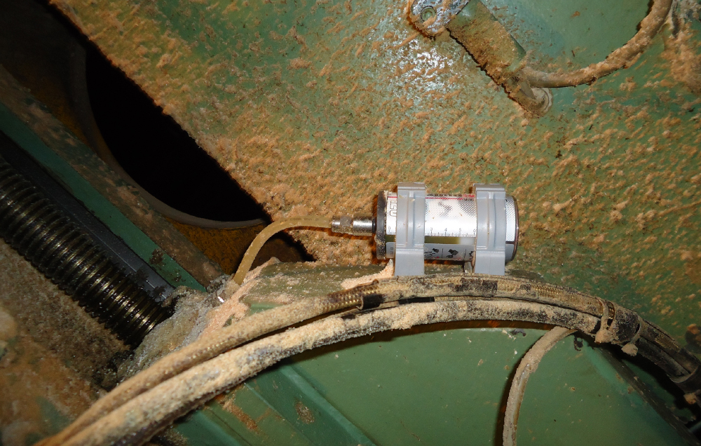 Die Spindel einer Sägemaschine in einem Sägewerk wird automatisch geschmiert mit dem Schmierstoffgeber simalube.