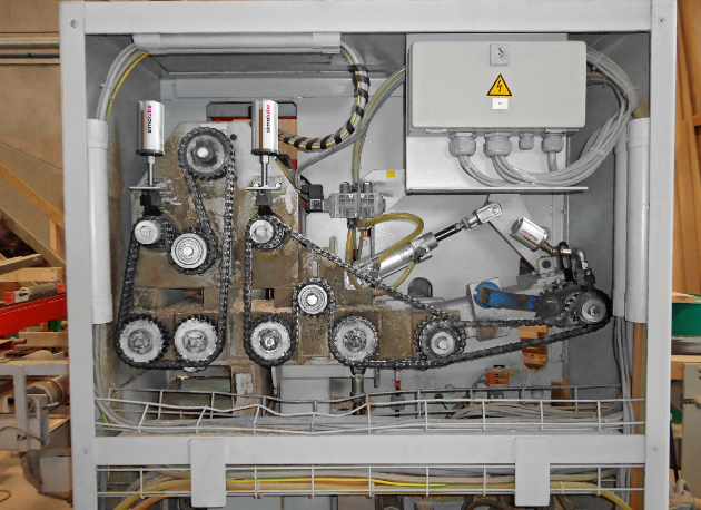 Several simalube lubricators simultaneously lubricate and clean the chain of a cross-cut system with a flat brush.