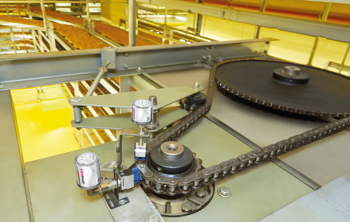 The drive chain of a conveyor cooling belt for bread rolls is cleaned and lubricated with two simalube SL18 in the sizes 30 and 60 ml with blue special brushes.