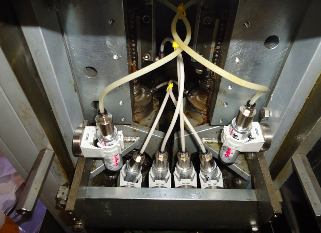 Mehrere simalube Schmierstoffgeber 15ml schmieren eine Anlage in einem Chemiewerk automatisch und kontinuierlich.